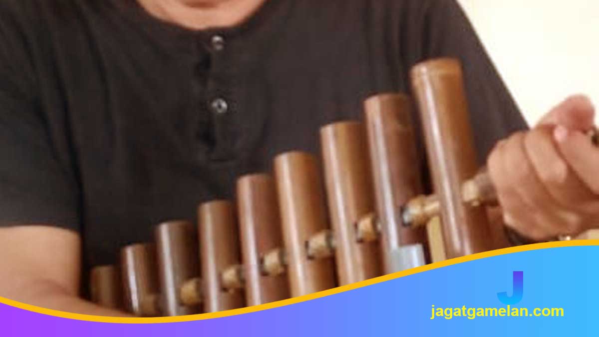Studi Kasus Aransemen Satu Lagu Populer ke dalam Format Calung Banyumasan