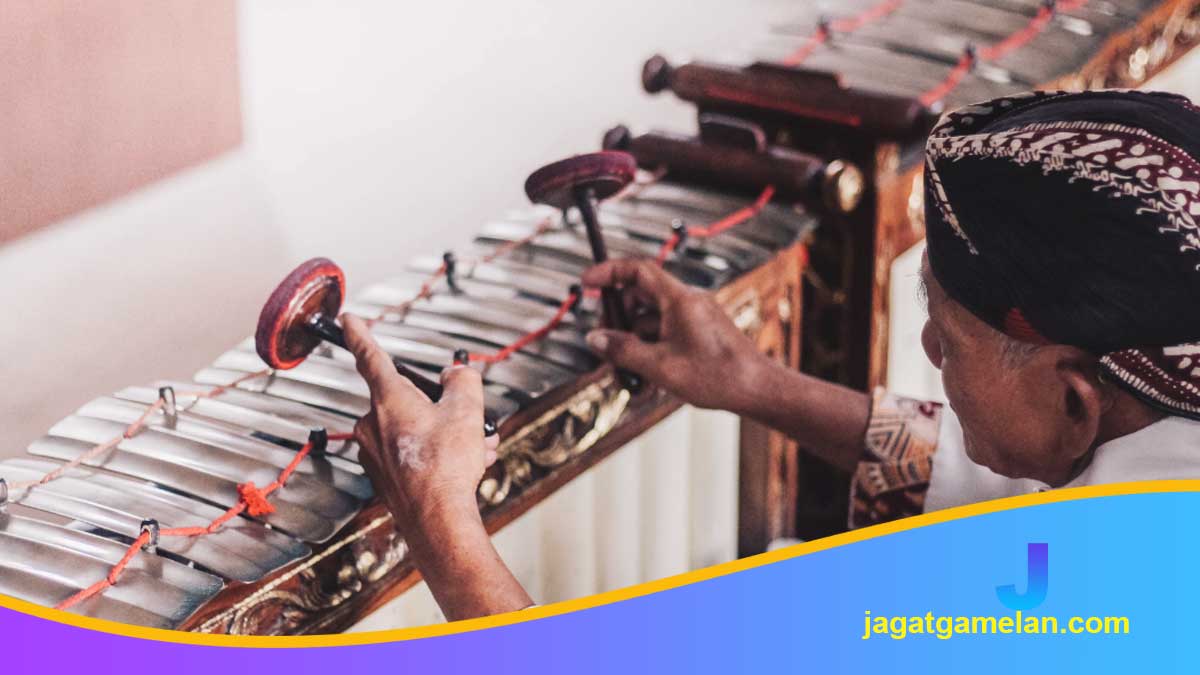 penabuh gender gamelan