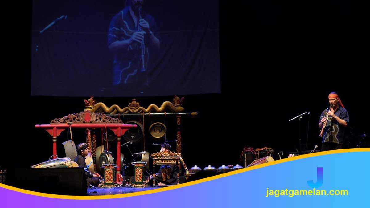 Gamelan vs Musik Modern